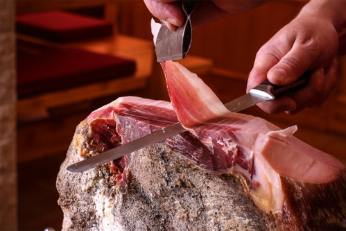 San Daniele vs. Tiroler Speck: Ob hauchdünn oder als ordentliche »Kante« – das Aroma von geräuchertem und luftgetrocknetem Schinken oder Speck überzeugt dies- und jenseits des Brenners.