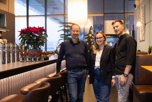 Zum Jahresende übergab Gregor Gschwendtner (links) das Lentos-Restaurant an den neuen Pächter Felix Wiesinger (rechts). Liegenschaftsreferentin Vizebürgermeisterin Merima Zukan (Mitte) wünscht dem neuen Team alles Gute.