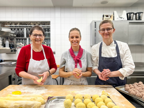 Theresia Palmetzhofer sen. mit Kira Schinko und der 4-Hauben-
Köchin Theresia Lucia Palmetzhofer (Zur Palme) bei den Vorbereitungen fürs Aufsperren.