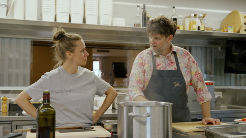 Kira Schinko mit Josef Floh (Gastwirtschaft Der Floh, Langenlebarn)
beim Kochen.