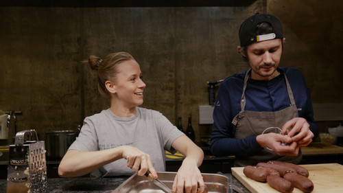 Kira Schinko mit Harald Irka bei der Vorbereitung der Blutwurst-
Pizza für das Wirtshaus der Zukunft.