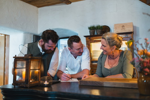 Das Team in Service, küche und Gästebreich: Andreas Lutzmann, Raphael Klausner und Petra Schuster.