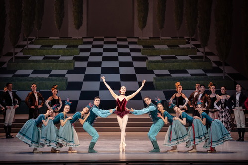 Szenenbild aus
»Die Fledermaus« von
Johann Strauss.