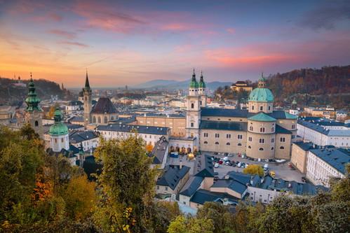 Mozarts musikalische Begabung zeigte sich früh. Sein Vater Leopold, ein angesehener Geiger, bildete ihn aus und führte ihn auf Konzertreisen durch Europa. Die geistige Enge seiner Geburtsstadt Salzburg war Mozart später verhasst.