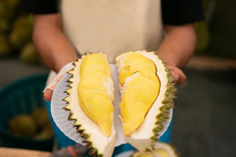 Auch das Fruchtfleisch der Durian sieht gewöhnungsbedürftig aus, soll aber je nach Sorte leicht vanillig schmecken.