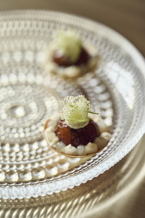 Geschmorte Kalbsbrust, Apfel-Sellerie-Relish, Yuzu-Gel und Sellerie-Crème