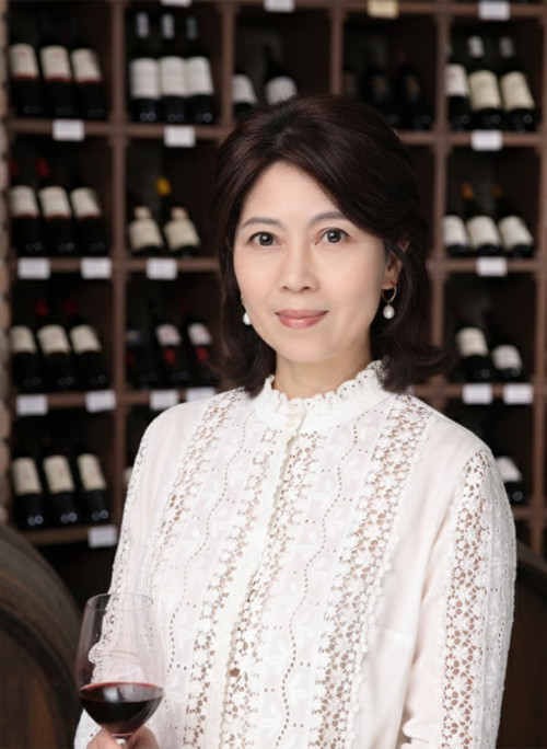 Karen Hong Liu MW aus Hong Kong ist Geschäftsführerin von Pinnacle APEX Ltd., einem Import- und Vertriebsunternehmen für Weine.  Bevor sie nach Hongkong zog, war sie mehr als ein Jahrzehnt in Großbritannien als Beraterin für Sammler in Bezug auf Ankaufsstrategien, Kellermanagement und Portfolioentwicklung tätig.