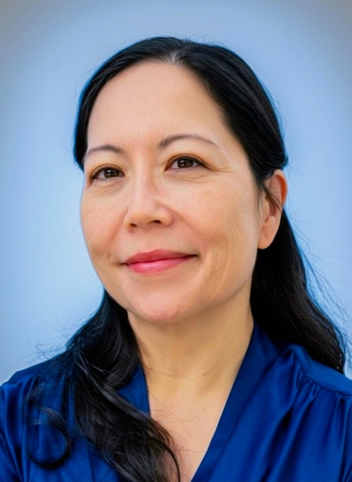 Kim Oshiro MW begann als Sommelière, bevor sie Getränkeleiterin einer Restaurantkette mit Filialen in mehreren Bundesstaaten wurde. Ihre Erfahrung umfasst die Arbeit im Weinberg, im Weinkeller und im Weingutlabor sowie Tätigkeiten im Vertrieb, im Direktverkauf an Verbraucher und in On- und Off-Premise-Kanälen. Sie ist Gründerin von Bottle Thief, einem Argon-Weinkonservierungssystem, das mittlerweile in mehr als 30 Ländern eingesetzt wird. 