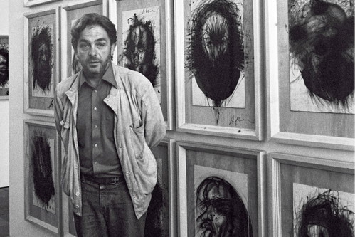 Arnulf Rainers »Face Farces« wurden zu Ikonen der österreichischen Nachkriegskunst. Hier der Künstler 1981 vor der Werkserie »Die Straßenräuber«.
