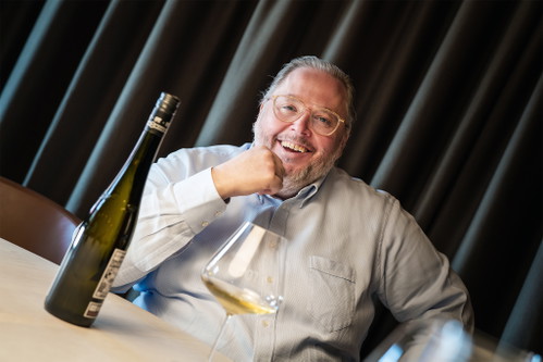 Bernhard Ott aus Feuersbrunn darf sich zu Recht über 100 Punkte für seinen Grünen Veltliner Ried Rosenberg 2023 freuen.