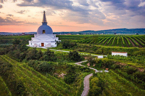 Der buddhistische Stupa am Wagram ist ein 2019 erbautes Friedensdenkmal und Meditationshaus inmitten der Weinberge.