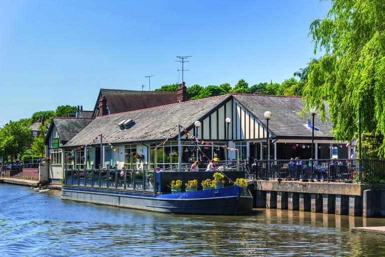 Ein Pint Cider genießen, während der Fluss Dee gegen den Bug klatscht – das geht im schwimmenden Biergarten des »Boathouse«.
