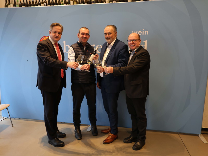 Weinbaupräsident NR Johannes Schmuckenschlager, Wein Burgenland Obmann Herbert Oschep, Landeshauptmann Hans Peter Doskozil und Weinbaupräsident Burgenland Andreas Liegenfeld.