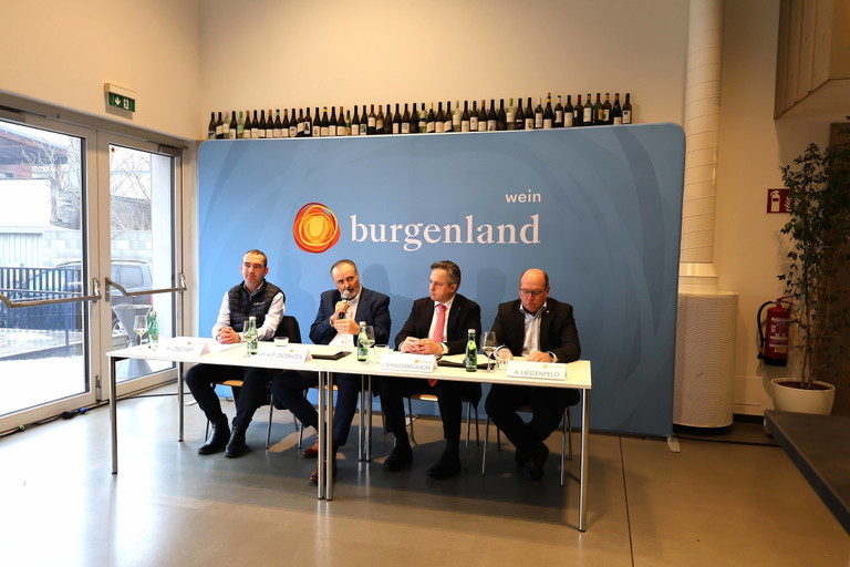 Wein Burgenland Obmann Herbert Oschep, Landeshauptmann Hans Peter Doskozil, Weinbaupräsident NR Johannes Schmuckenschlager und Weinbaupräsident Burgenland Andreas Liegenfeld.