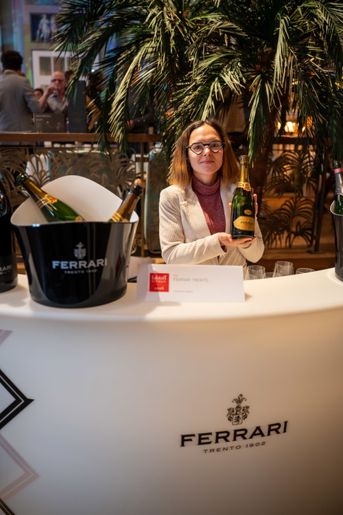 An der Ferrari-Bar konnten Gäste den prämierten Schaumwein degustieren.