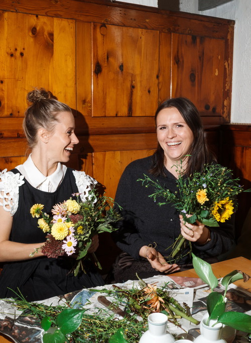 Gastgeberinnen Kira Schinko und Marie Rahofer-Reisetbauer
(»Gasthof Rahofer«) bei den Vorbereitungen fürs Aufsperren.