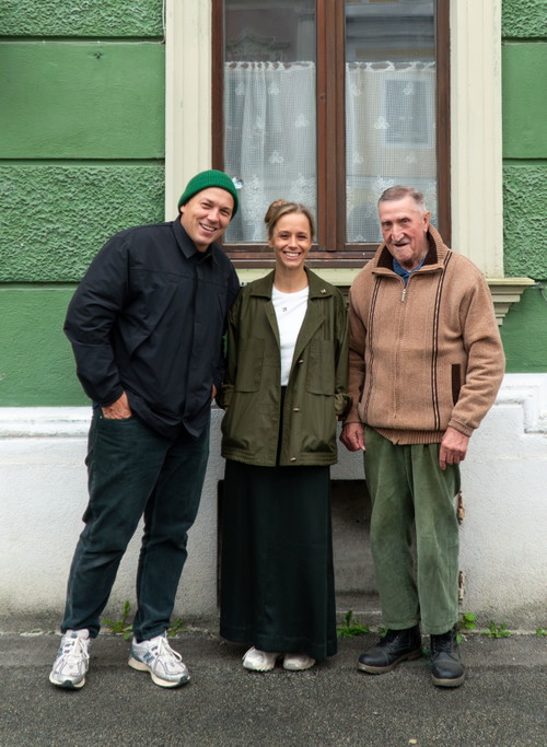 Philip Rachinger, Kira Schinko und Stammgast Sepp Friedl beim
Lokalaugenschein des Wirtshauses, das wieder aufgesperrt werden soll.