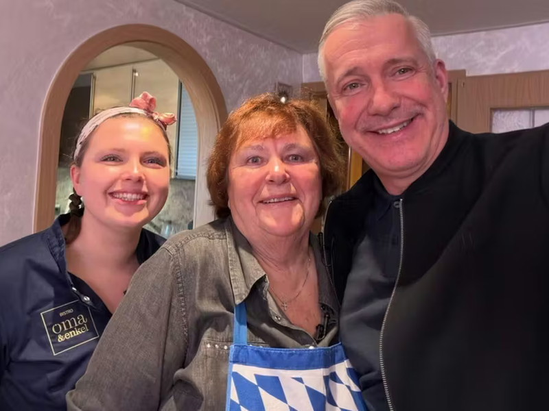Sandra Hofer, Oma Rita und Alexander Herrmann.