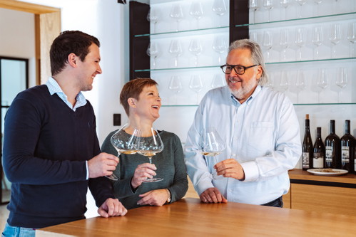 Patrick Laister, Head of Sales, mit Helga Schroeder und Bernhard Ott