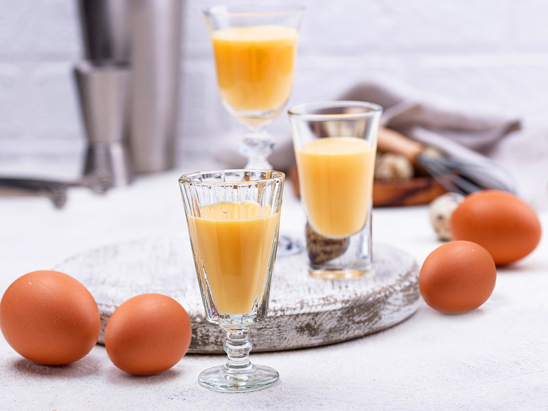 Zur Feiertagstafel gehört der Eierlikör dazu. Doch es gibt keinen Grund, sich die cremige Köstlichkeit nicht ganzjährig schmecken zu lassen.