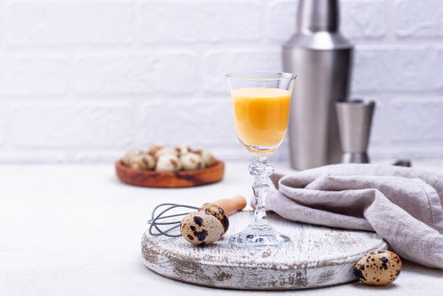 Goldgelber Osterklassiker: Eierlikör sorgt im Glas für cremigen Frühlingsgenuss.