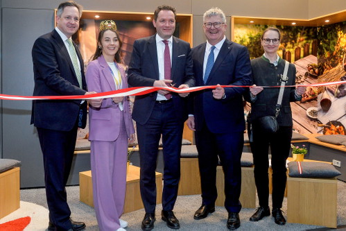 Eröffnung des Österreich-Bereichs auf der ProWein 2026: Johannes Schmuckenschlager (Präsident Österreichischer Weinbauverband), Laura I. (Österreichische Weinkönigin), Norbert Totschnig (Landwirtschaftsminister), Chris Yorke (Geschäftsführer Österreich Wein Marketing GmbH) und Irene Braunsteiner (Wirtschaftskammer Österreich) 