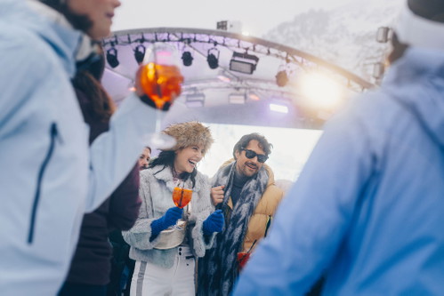 Après-Ski auf der Sonnenterrasse beim Sonnenskilauf in Lech Zürs am Arlberg