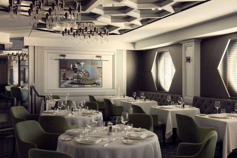 Kulinarische Freiheit an Bord: Gegessen wird jederzeit im Restaurant der Wahl. Hier: das französisch-mediterrane »Fil Rouge«.