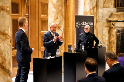 V.l.n.r.: Dr. Christoph Mager, Bundeskanzler Dr. Christian Stocker und Prof. Wolfgang Rosam © Etzlfoto