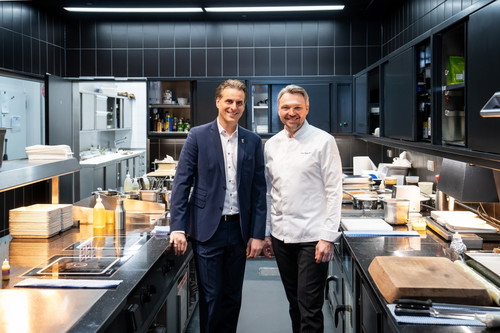 Geschäftsführender Gesellschafter des Europa-Park und Initiator des Restaurants, Thomas Mack und Zwei-Sterne Koch Peter Hagen-Wiest.