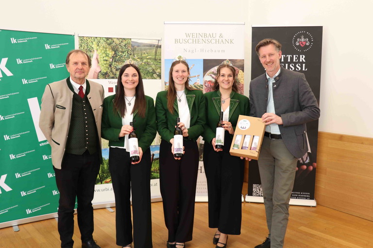 Kammerdirektor Werner Brugner mit Antonia Hiebaum, Magdalena Niederl, Lea Kneißl und Weinbauchef Martin Palz.
