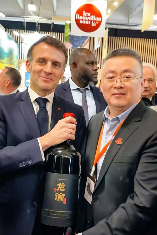 Der französische Präsident Emmanuel Macron (l.) mit dem Changyu-CEO Sun Jian (r.)