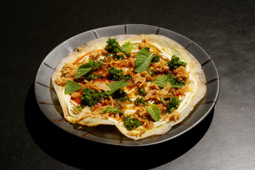 Vietnamesischer Taco aus grilliertem Reispapier
