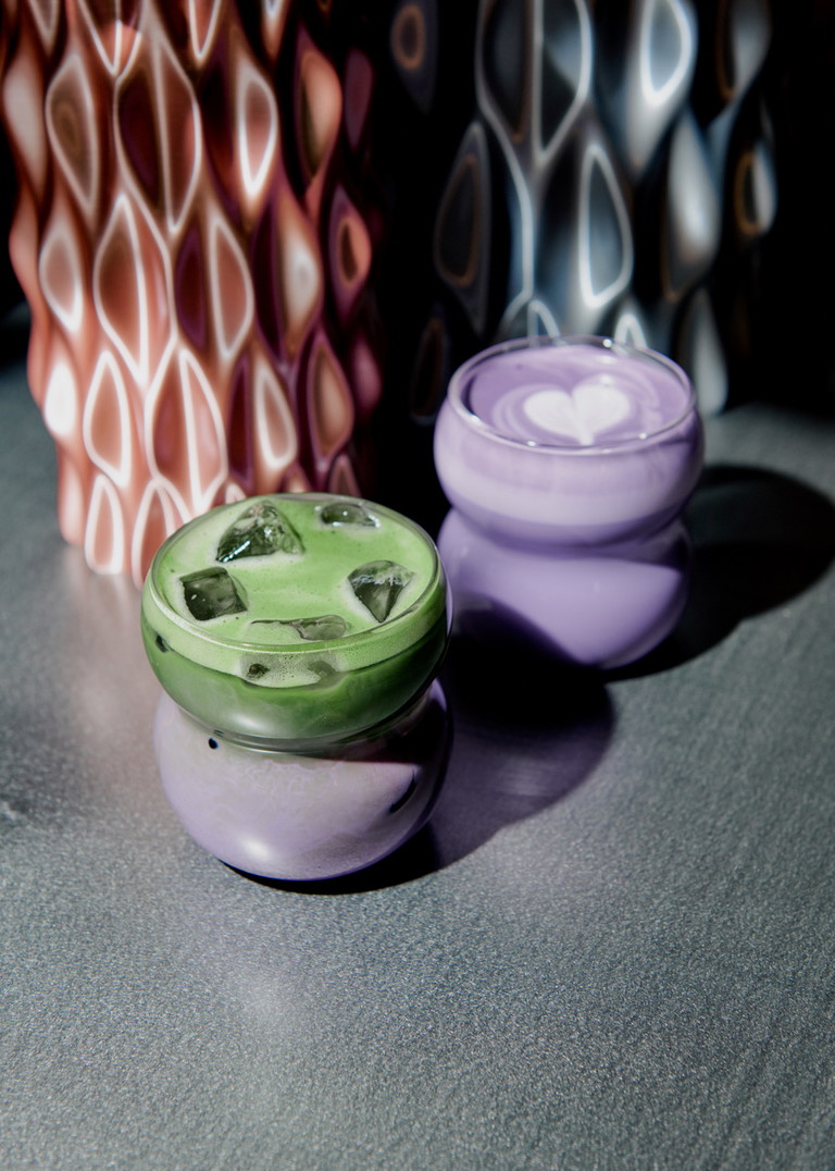 Ube-Matcha-Latte und Ube-Latte im «Coin Coin»