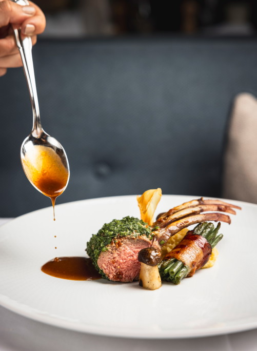 Lammrücken in Schnittlauch-Senf-Mantel serviert im Restaurant »Dreiklang«