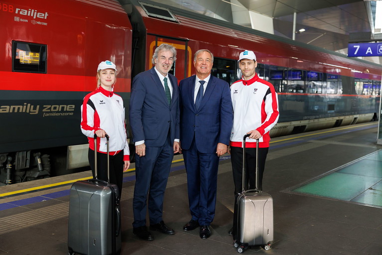 Walter Ruck, Präsident der Wirtschaftskammer Wien (2.v.r.) und Werner Schnabl, Leiter der Tourismusschulen MODUL (2.v.l.), verabschieden das MODUL-Schülerteam am Wiener Hauptbahnhof.