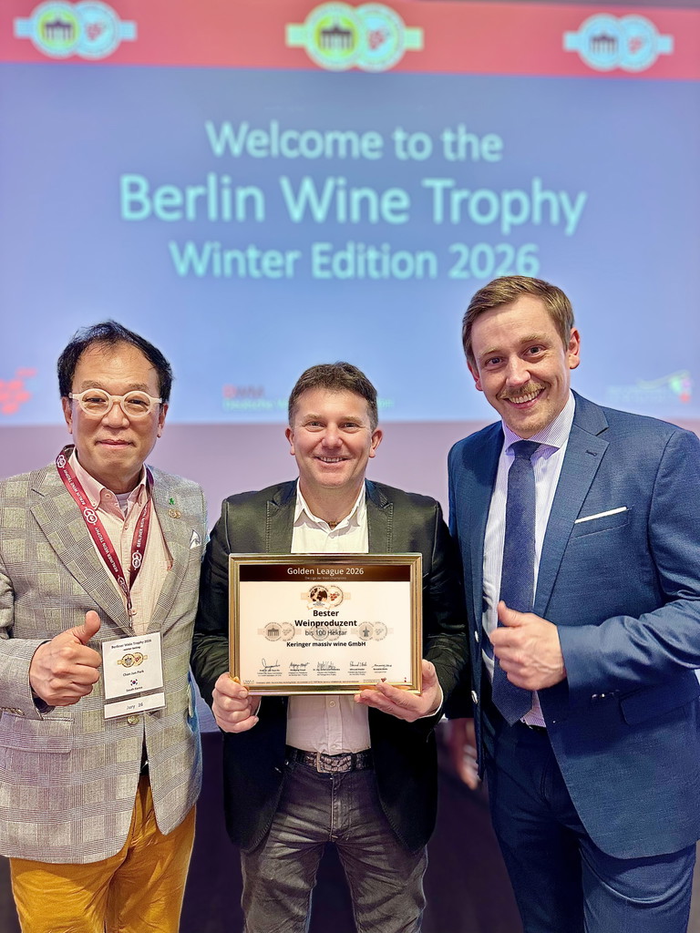 Chan Jun Park (Asia Director des Asia Wine Trophy &amp; Vizepräsident der KISA) mit Robert Keringer (Geschäftsfüher / Inhaber Weingut Keringer) und Henk Gibramczik (Operation Manager der Berliner Wine Trophy / DWM).