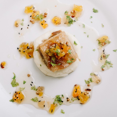 Schweinebauch mit Yamswurzel-Püree und grünem Papaya-Chutney