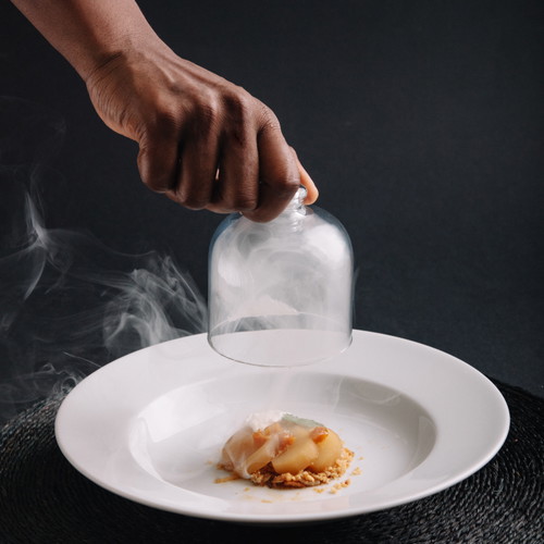Rooibos-geräuchertes und pochiertes Birnen-Ingwer-Crumble mit Amarula-Sahne