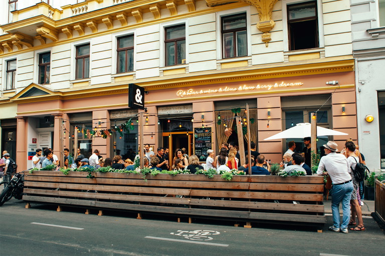 Der Schanigarten der »R&amp;Bar« im siebten Bezirk  