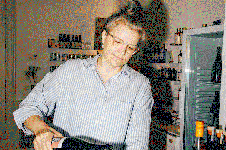 Jennifer Kiessling betreibt seit 2021 den Mindful Drinking Club in Berlin und berät Restaurants in Deutschland und der Schweiz zu alkoholfreien  Premiumgetränken. 