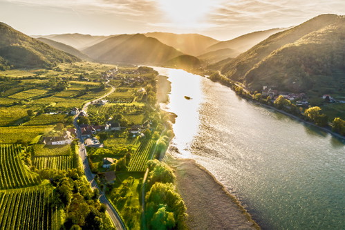 Die Ried Bachgarteln in Mitterarnsdorf in der Wachau, gegenüber von St. Michael an der Donau.