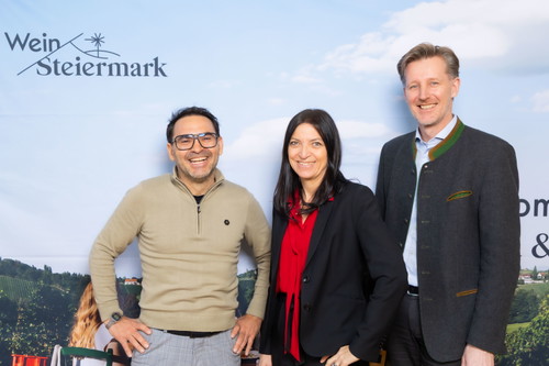 Obmann Stefan Potzinger, Marketingleiterin Andrea Jöbstl-Prattes und Geschäftsführer Martin Palz präsentieren den neuen Weinjahrgang 2025 sowie den aktuellen Markenauftritt von Wein Steiermark.