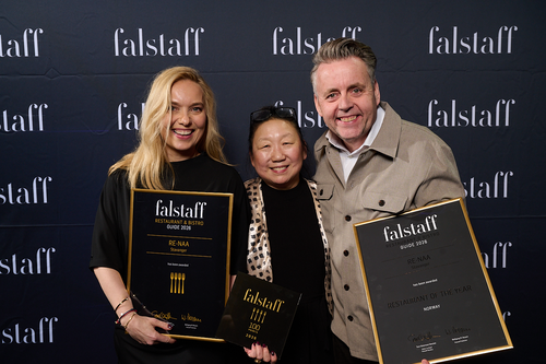 »Restaurant des Jahres«: Tove Oskarsson Henkel gratuliert den Gewinnern des »RE-NAAN« © Charlotte Stromwall