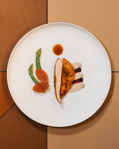 Faraona al sottobosco, polvere di Hibiscus e asparagi glassati