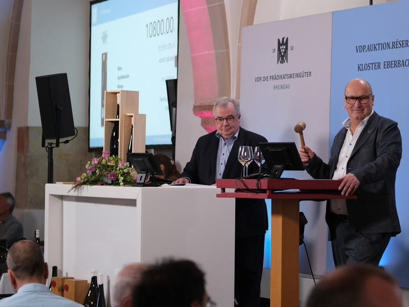 Jochen Becker-Köhn (Weingut Robert Weil) und Auktionator Uli Allendorf.