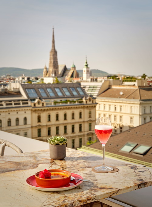 Die Atmosphere Rooftop Bar Perrier-Jouët Summer Garden im »Ritz-Carlton, Vienna«