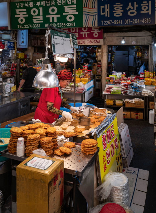 Korea kennt viele traditionelle Streetfood-Gerichte: So etwa die Mungobohnen-Pancakes Bindaetteok.