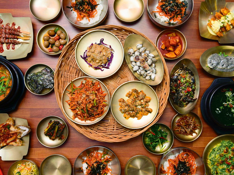 Ein voller Tisch mit vielfältigen Speisen – in Korea der Normalfall.