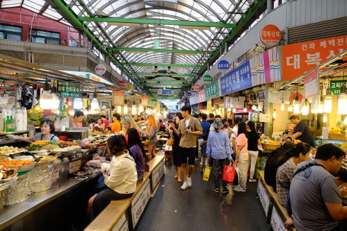 An den Ständen des Gwangjang-Marktes findet man klassisches Streetfood wie Tteokbokki.